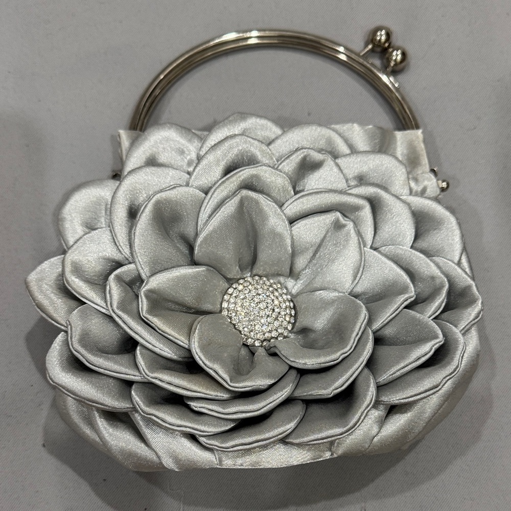 🌸 Silver Rhinestone Encrusted Flower Kiss Lock Evening Bag